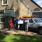 Rallyteam overhandigt cheque aan hospice - Foto Hospice Hoeksche Waard