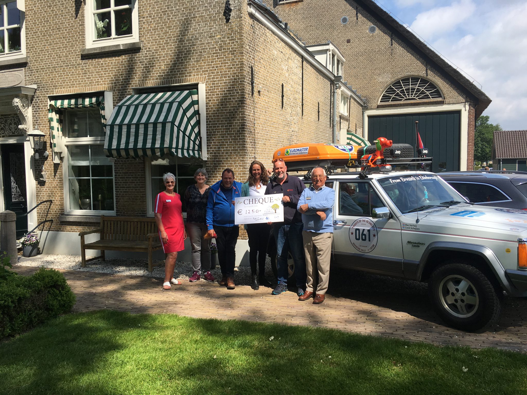 Rallyteam overhandigt cheque aan hospice - Foto Hospice Hoeksche Waard