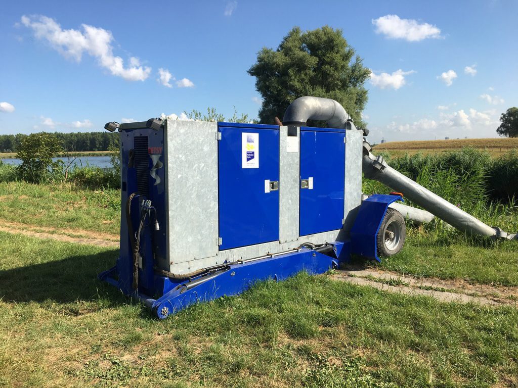 Waterschap plaatst extra pomp in Piershil om het waterpeil omhoog te brengen vanwege de droogte