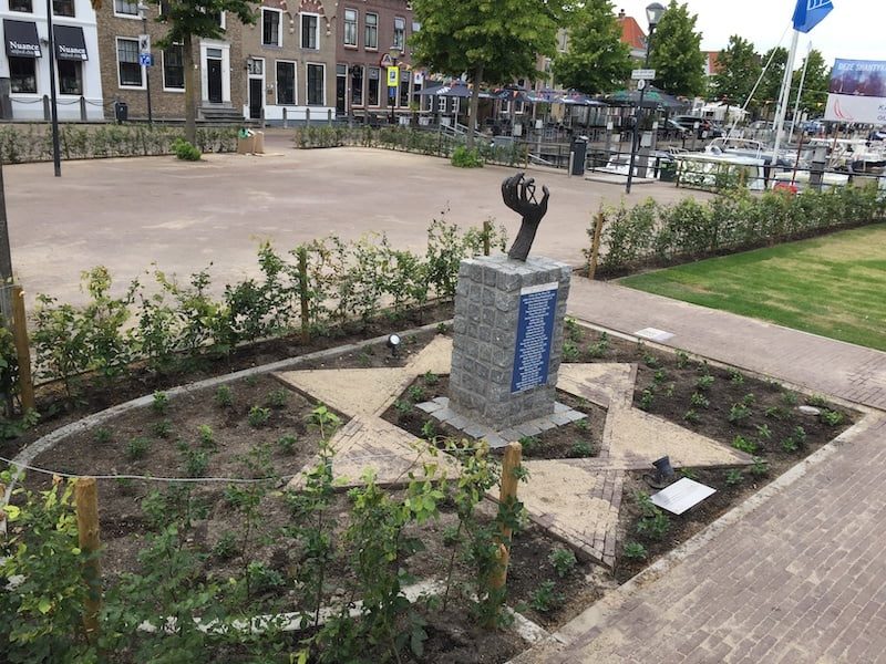 Het monument op de nieuwe plek - Foto Cobi Crucq