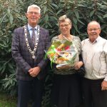 Bloemen en felicitatiebezoek van locoburgemeester Piet van Leenen voor het diamanten bruidspaar Cor en Loes den Broeder-van der Stouw in #Puttershoek. De 84-jarige bruidegom en de 78-jarige bruid zijn nog steeds actief als vrijwilligers in ‘t Huys te Hoecke. - Foto gemeente Hoeksche Waard