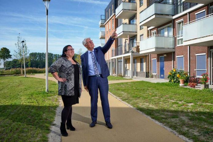 Nanke Hofstra en Piet van Leenen Flexwonen in bekijken woningen in de Hoeksche Waard - Foto: Ministerie van Binnenlandse zaken