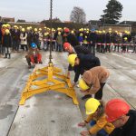 Wethouder Piet van Leenen en directeur Arjan van Meijeren van projectontwikkelaar Van Wijnen legden de eerste vloerplaat op de fundering. - Foto Gemeente Hoeksche Waard
