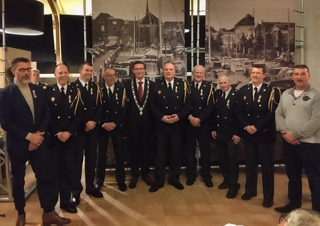 Negen (oud)brandweercollega's Brandweer Oud-Beijerland @BrandweerOBL namens Zijne Koninklijke Hoogheid geridderd tot Lid in de Orde van Oranje-Nassau..