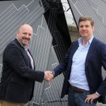 CEO Paul Mesters van Suiker Unie en algemeen directeur Erik Snijders van KiesZon beklinken de samenwerking staande voor de zonne(stroom)bloem van Suiker Unie in Dinteloord *Foto genomen vóór de maatregelen tegen het coronavirus.