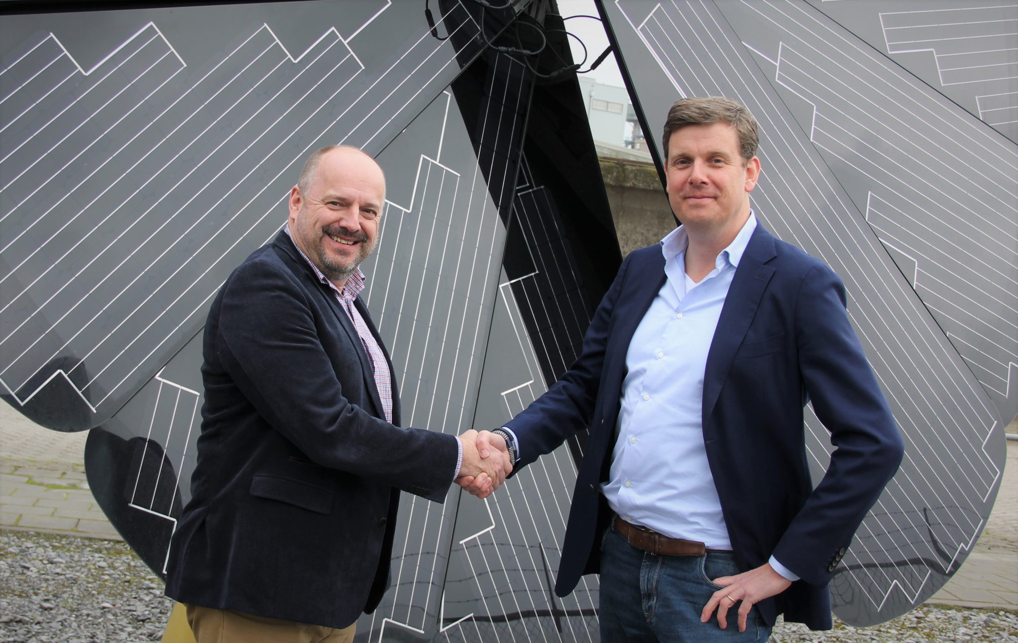 CEO Paul Mesters van Suiker Unie en algemeen directeur Erik Snijders van KiesZon beklinken de samenwerking staande voor de zonne(stroom)bloem van Suiker Unie in Dinteloord *Foto genomen vóór de maatregelen tegen het coronavirus.