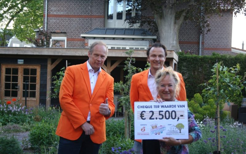 Oranjevereniging Zuid-Beijerland overhandigt cheque van 2500 euro aan Hospice Hoeksche Waard - Hoeks