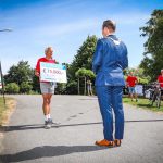 Bram van Hemmen neemt symbolisch cheque van 75 duizend euro van Roparunteam Hoeksche Waard Runners in ontvangst - Foto Gemeente Hoeksche Waard