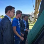 Wethouder van Waveren samen met molenaar Ruben Viergever en burgemeester Bram van Hemmen - Foto gemeente Hoeksche Waard