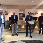 Foto vlnr: Paul Konijnendijk, Bram de Jong, wethouder Paul Boogaard en Jan Visser bij Reedijk Wonen in Strijen. (foto gemeente Hoeksche Waard)