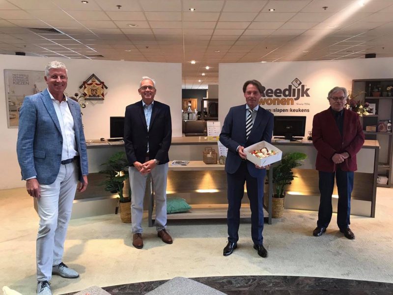 Foto vlnr: Paul Konijnendijk, Bram de Jong, wethouder Paul Boogaard en Jan Visser bij Reedijk Wonen in Strijen. (foto gemeente Hoeksche Waard)