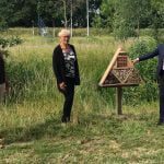 Vandaag plaatste wethouder Paul Boogaard een insectenhotel bij het gemeentehuis in Maasdam. - Foto Gemeente Hoeksche Waard