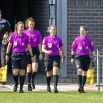 Zeer zeker het publiceren waard: unieke foto van de geheel vrouwelijke arbitrage, inclusief 4e official, bij de wedstrijd SHO-Kloetinge. De dames zijn normaal gesproken nationaal en internationaal actief in het vrouwenvoetbal. Foto via de website van Kloetinge