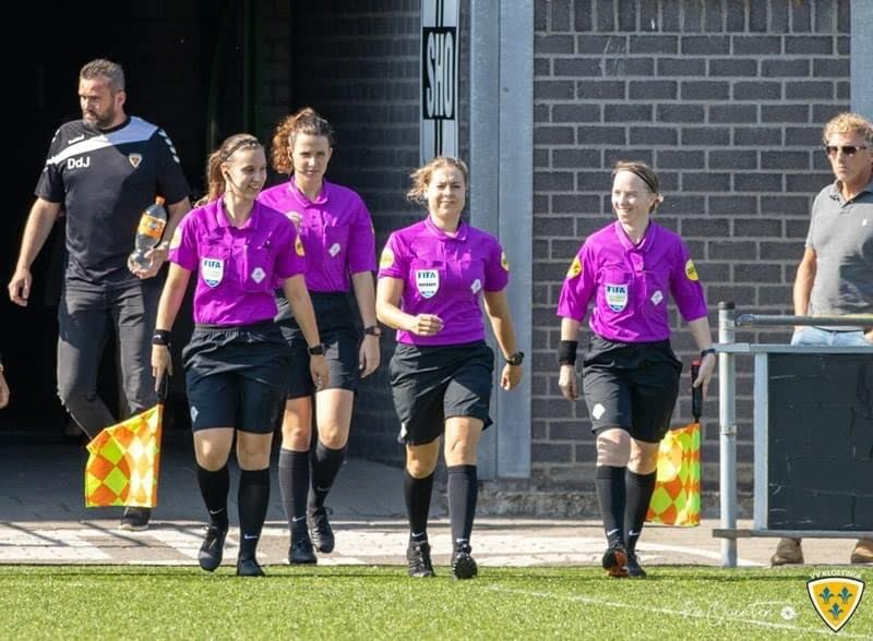 Zeer zeker het publiceren waard: unieke foto van de geheel vrouwelijke arbitrage, inclusief 4e official, bij de wedstrijd SHO-Kloetinge. De dames zijn normaal gesproken nationaal en internationaal actief in het vrouwenvoetbal. Foto via de website van Kloetinge
