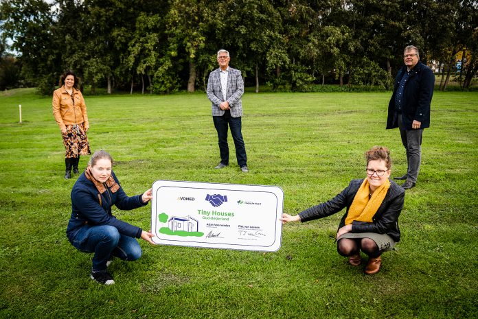Groepsfoto ondertekende overeenkomst