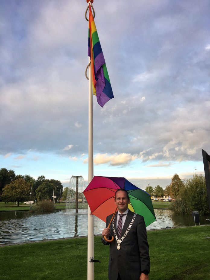 MSD_staand-fotmaat_Bram-met-paraplu-en-vlag-1536x2048