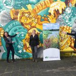 Op de foto van links naar rechts: Leanne Dirksen (directeur Hoeksche Waard Actief), Kim Zuidema (cultuurcoach), Harry van Waveren (wethouder Cultuur).