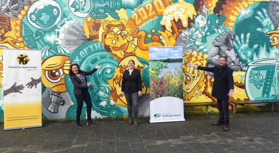 Op de foto van links naar rechts: Leanne Dirksen (directeur Hoeksche Waard Actief), Kim Zuidema (cultuurcoach), Harry van Waveren (wethouder Cultuur).