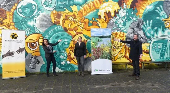 Op de foto van links naar rechts: Leanne Dirksen (directeur Hoeksche Waard Actief), Kim Zuidema (cultuurcoach), Harry van Waveren (wethouder Cultuur).