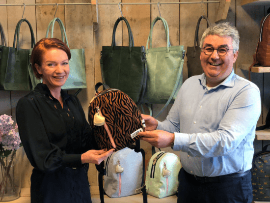Links op de foto: Chantal Slegers, oprichtster en oud-eigenaresse van ZEBRA. Rechts op de foto: Bas Duifhuizen, directeur Dugros en nieuwe eigenaar ZEBRA. - Foto Dugros