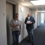 Bestuurslid Hen Dijkstra overhandigd het informatiepakket aan een nieuwe bewoner. - Foto Pieter Jan in ‘t Veld
