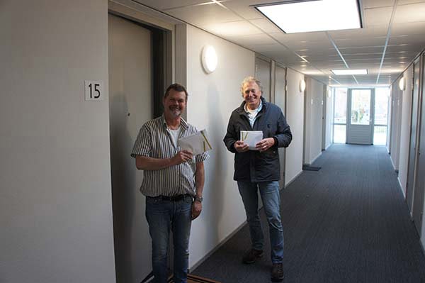 Bestuurslid Hen Dijkstra overhandigd het informatiepakket aan een nieuwe bewoner. - Foto Pieter Jan in ‘t Veld