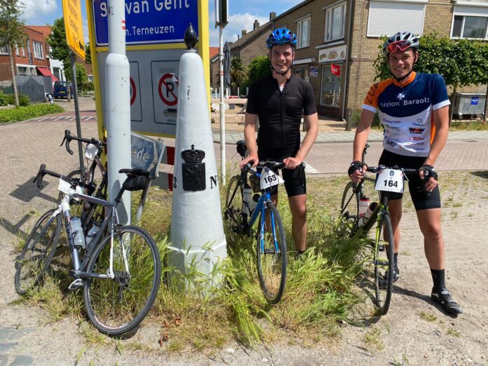 Wiebren (links) en Sjors (rechts) samen op de fiets - actie langste fietstocht op langste dag