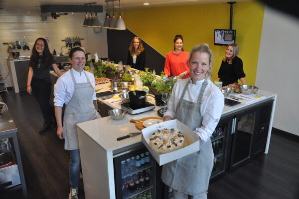 Op dinsdag 6 juli kreeg Kookstudio Hoeksche Waard onverwachts bezoek van Stichting SOB-HW (Samenwerking Onderwijs Bedrijfsleven Hoeksche Waard). De culinaire onderneming uit Numansdorp schreef zich onlangs als 150e bedrijf in op de website werkenenlerenindehoekschewaard.nl om jongeren een kans te bieden op beroepsoriëntatie in de horeca. Als dank ontvingen eigenaresse Michka Chel en haar team een smakelijke taart. - Foto Gemeente HW