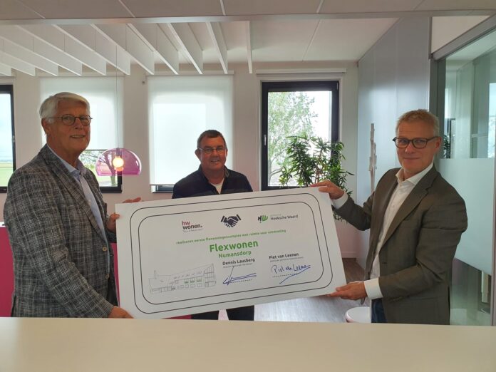 Piet van Leenen, Jan Reedijk (Dorpshuisgroep) en Dennis Lausberg (HW Wonen)