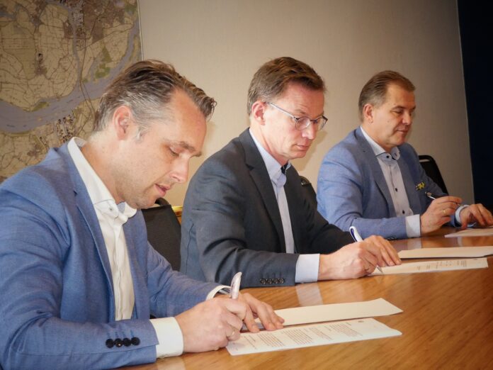 Ondertekening overeenkomst bouw woningen Klaaswaal-Zuid