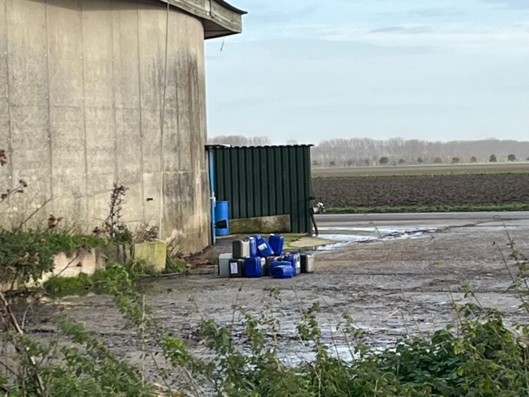 Meerdere vaten met drugsafval gedumpt aan de Lange Boomweg Schuringse Havenkade OZ Numansdorp - Foto 112 Cromstrijen