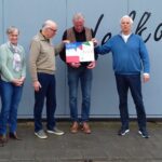 Overhandiging cheque door de Wereldwinkel Oud-Beijerland aan de Voedselbank Hoeksche Waard -Foto Voedselbank Hoeksche Waard