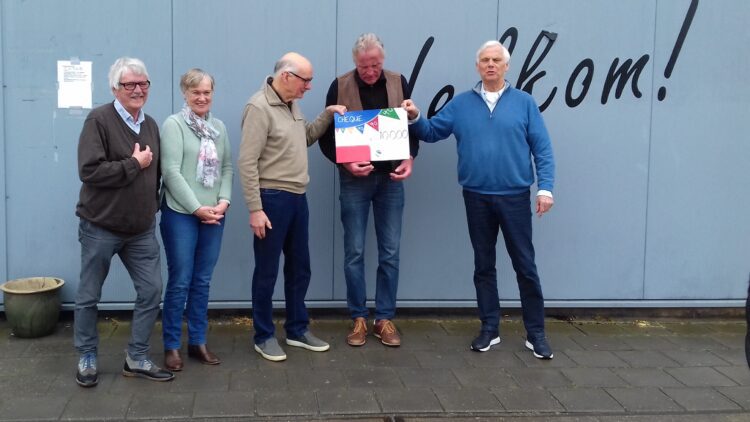 Overhandiging cheque door de Wereldwinkel Oud-Beijerland aan de Voedselbank Hoeksche Waard -Foto Voedselbank Hoeksche Waard