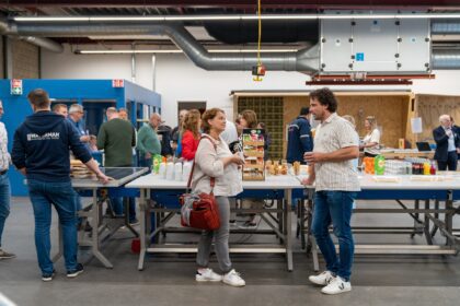 Lokale ondernemers die actief zijn in onder meer de installatietechniek maakten donderdag 11 mei tijdens een bijeenkomst kennis met de Beroepentuin van HWwerkt!. - Foto Casper Streefkerk