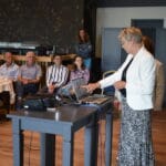 Wethouder Joanne Blaak verrichtte de officiële openingshandeling door het starten van het filmpje van de vernieuwde hospice. - Foto Hospice Hoeksche Waard