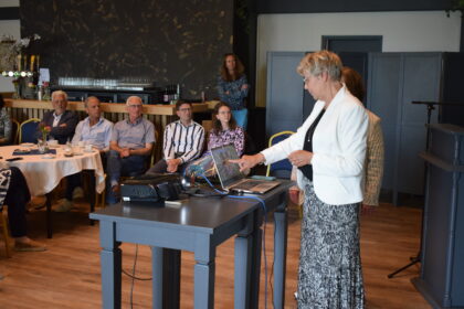 Wethouder Joanne Blaak verrichtte de officiële openingshandeling door het starten van het filmpje van de vernieuwde hospice. - Foto Hospice Hoeksche Waard