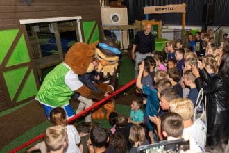 Ernst-Jan Klein, Henk Akkerman, Bres & Bo openen binnenspeeltuin - Foto Bres Accommodaties