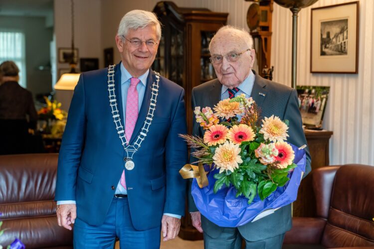 Bürgermeister gratuliert dem 100-jährigen Arie den Hartog aus ’s-Gravendeel