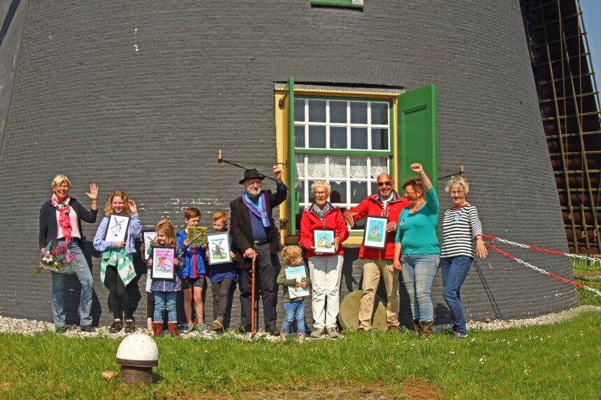 De prijswinnaars, met de wethouder Joanne Blaak, twee juryleden en de molenaar. Niet alle kinderen waren aanwezig, wel hun vertegenwoordigers (ouder, opa en oma) - Foto: Cor van der Linden