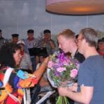 Paula kreeg na afloop bloemen aangeboden door gastdirigenten Rik en Bastiaan - Foto: Joop Kortekaas