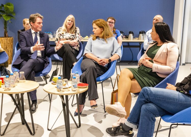 Minister Schouten bezoekt Hoeksche Waard vanwege succesvolle aanpak vroegsignalering schulden - Foto Jeffrey Groeneweg