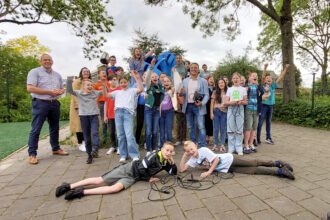 De E-waste Race ging officieel van start met een kick-off bij CBS De Schelp in Puttershoek op woensdag 24 me - Foto RAD