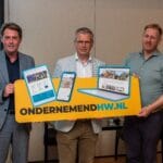 Wethouder Paul Boogaard (Gemeente Hoeksche Waard), Frank van den Ouden (Ondernemersvereniging Hoeksche Waard) en Martijn de Ruiter (StartSmart Hoeksche Waard) presenteren het nieuwe digitale platform. - Foto Spencer Lips