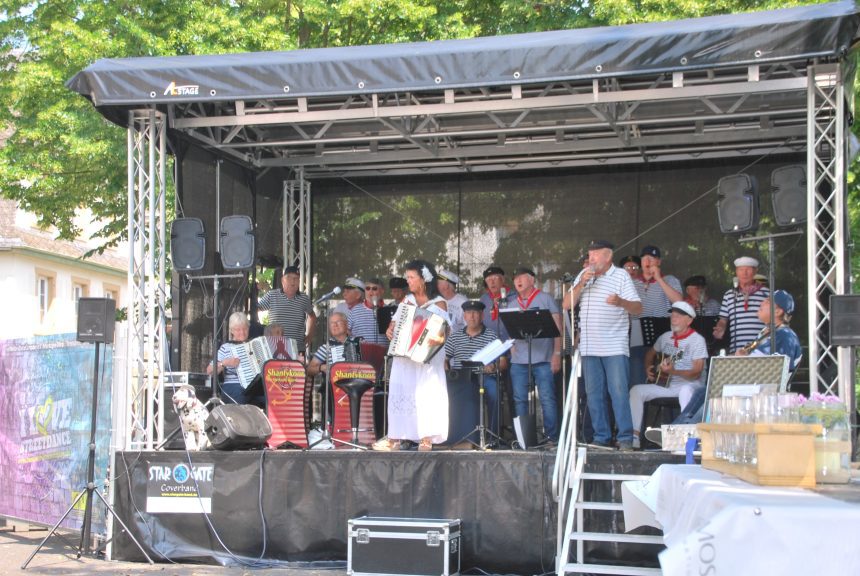 Shantykoor de Hoeksche Waard tijdens hun koor tour door Duitsland - Foto Joke Kortekaas