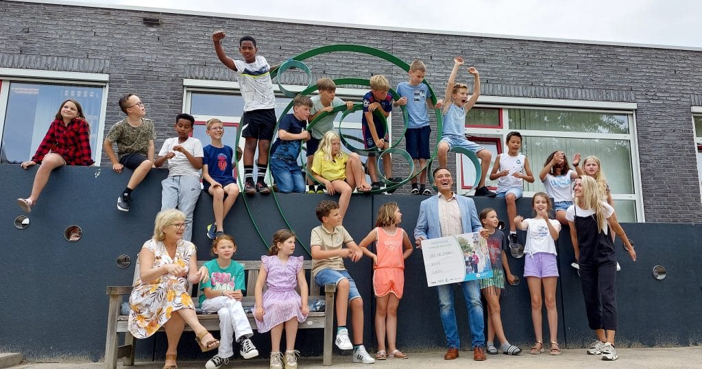 Basisschool de Parel uit Strijen winnaar E-waste Race Hoeksche Waard 2023