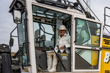Feestelijke eerste paal voor woningen De Veldspring in Strijen