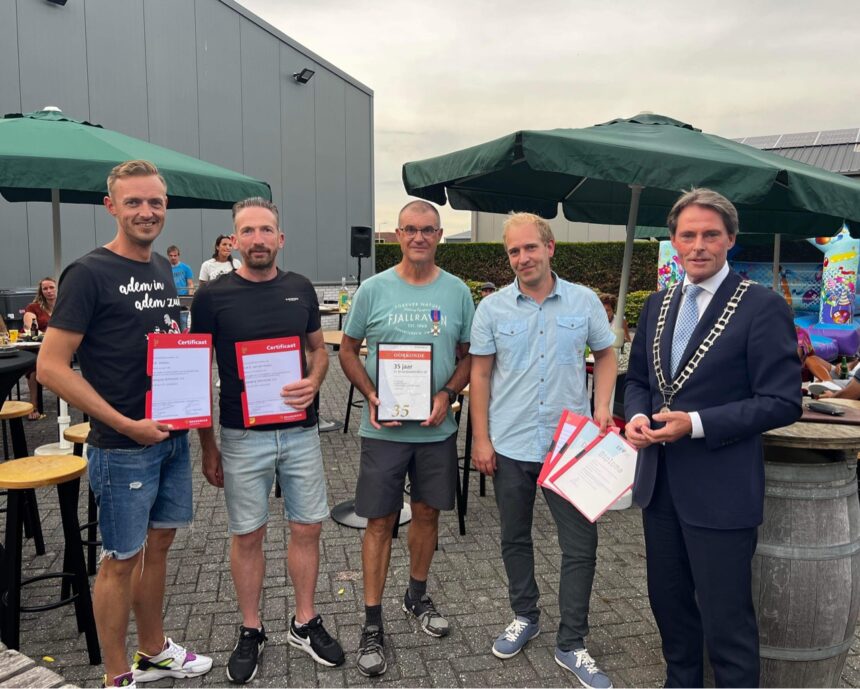 Jubileum onderscheiding en diploma’s bij de brandweer Zuid-Beijerland