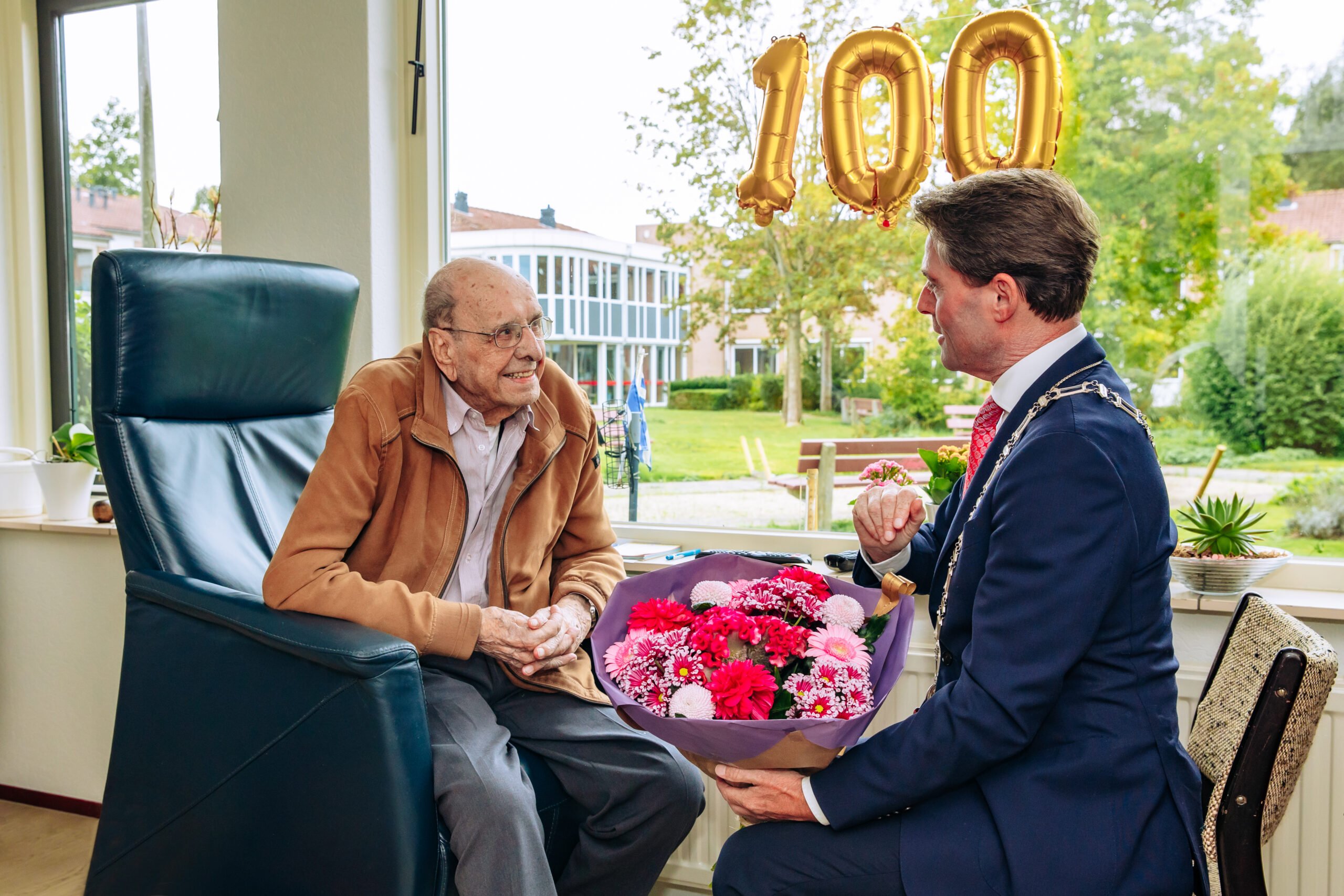 Meneer Schot uit Piershil blaast vandaag 100 kaarsjes uit!
