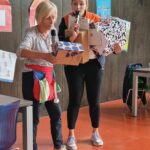 Postbode Snel van PostNL opent kinderboekenweek op De Bouwsteen - Foto W. Vergeer