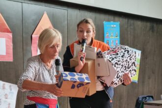 Postbode Snel van PostNL opent kinderboekenweek op De Bouwsteen - Foto W. Vergeer